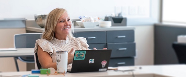 IGS Energy Talent Relationship Partner Lindsay LaSala having a meeting at her desk